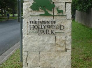 320 Fleetwood Dr, Hollywood Park, TX 78232
