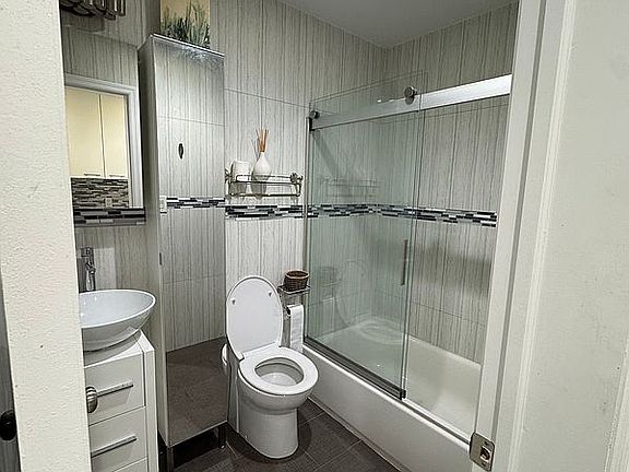 5th image of 3138 137th St APT 4A