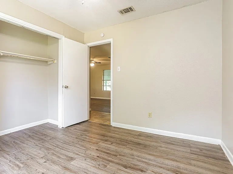937 Brown Ave — Photo 3