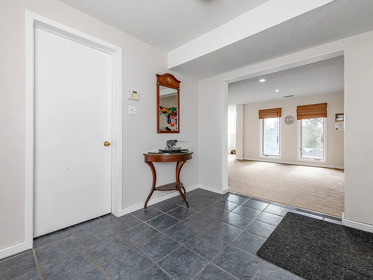 1238 Barnwell Cres — Photo 4