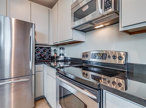 4th image of 500 Throckmorton St APT 802