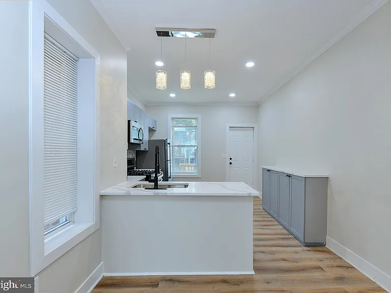 420 E 28th St — Photo 8