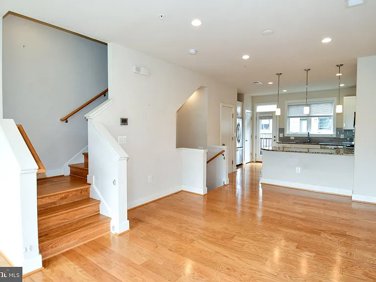 16301 Columbus Ave — Photo 10