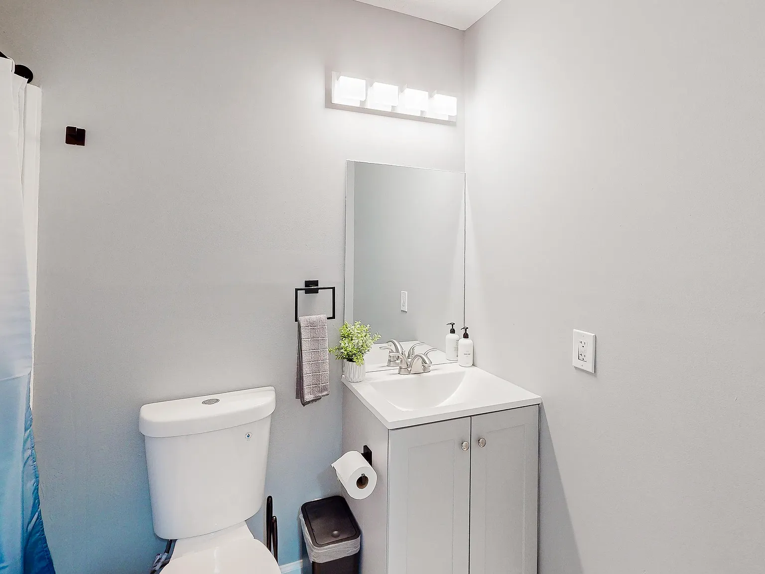 4 bed, 3.0 bath, 2100 sqft, $1,079 — Photo 3