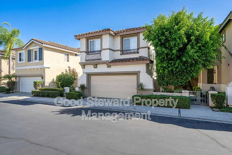 4 bed, 2.5 bath, 1817 sqft, $4,600 — Photo 2