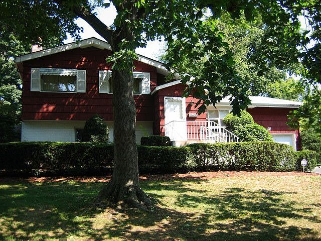 1st image of 10 Dorchester Dr