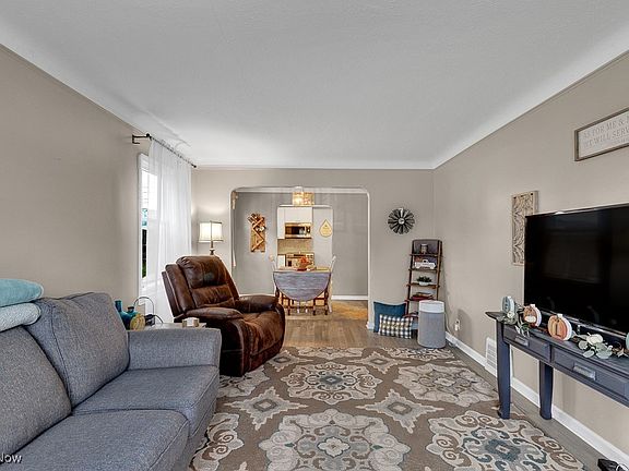 3rd image of 5914 Pelham Dr