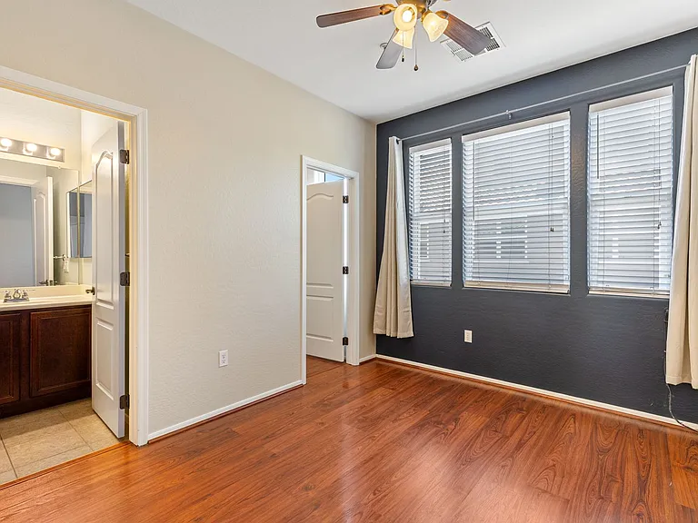 2256 E Huntington Dr — Photo 18