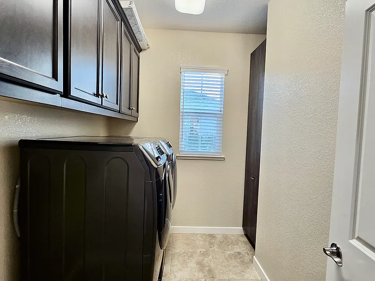 304 E Angelina Ave — Photo 32