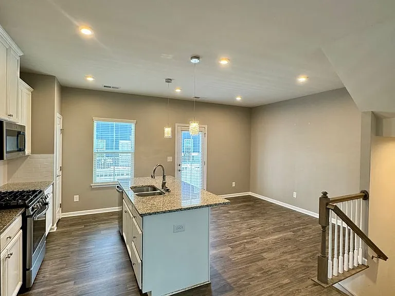 1214 Ashbury St — Photo 7