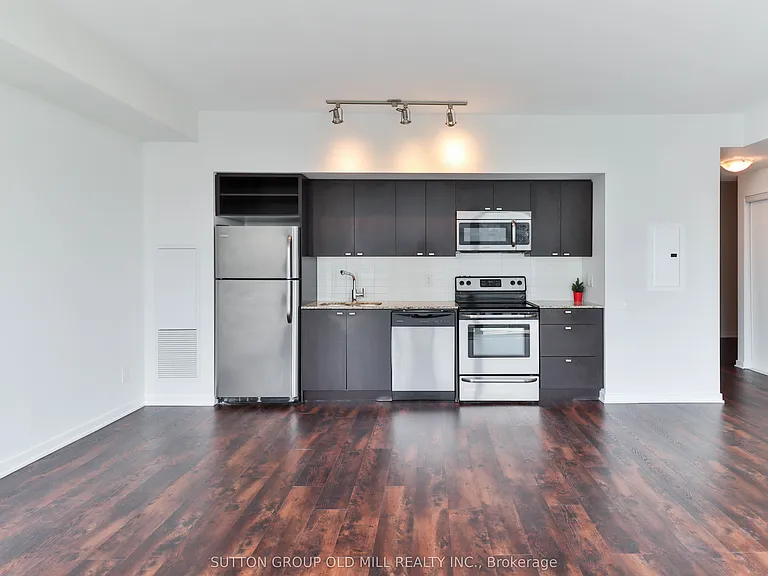 105 The Queensway #2516 — Photo 3