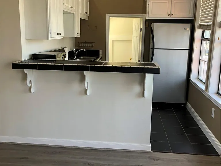 543 W 27th St #F — Photo 7
