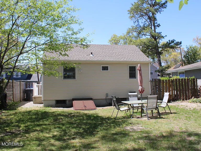 21 Coolidge Dr — Photo 2