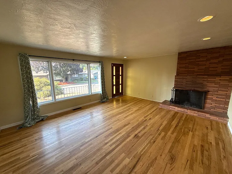 1043 Garlock St S — Photo 3