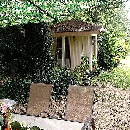 Guest Cottage/side yard