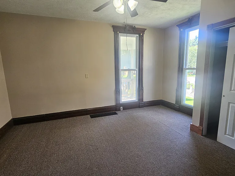 244 W Perry St — Photo 4