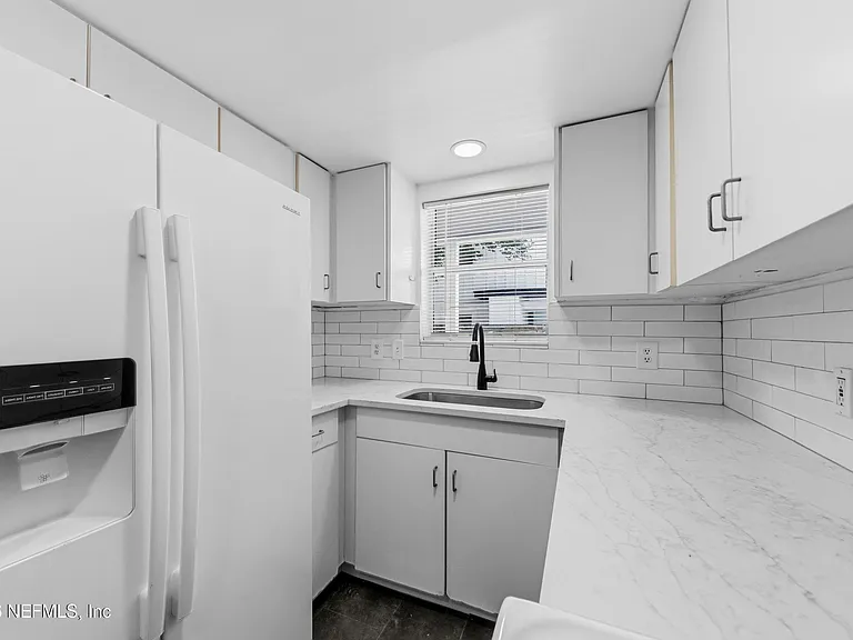 214 Margaret St — Photo 23