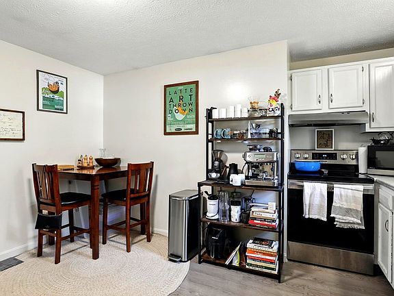 3rd image of 859 Mammoth Rd #3