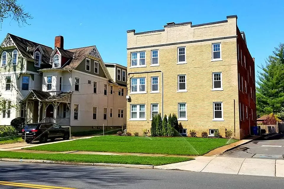 549 Prospect Ave #2E