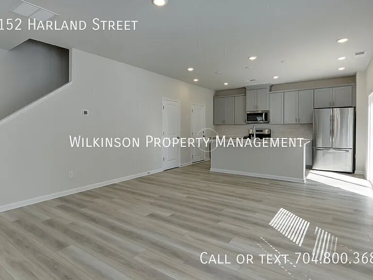 1152 Harland St — Photo 6