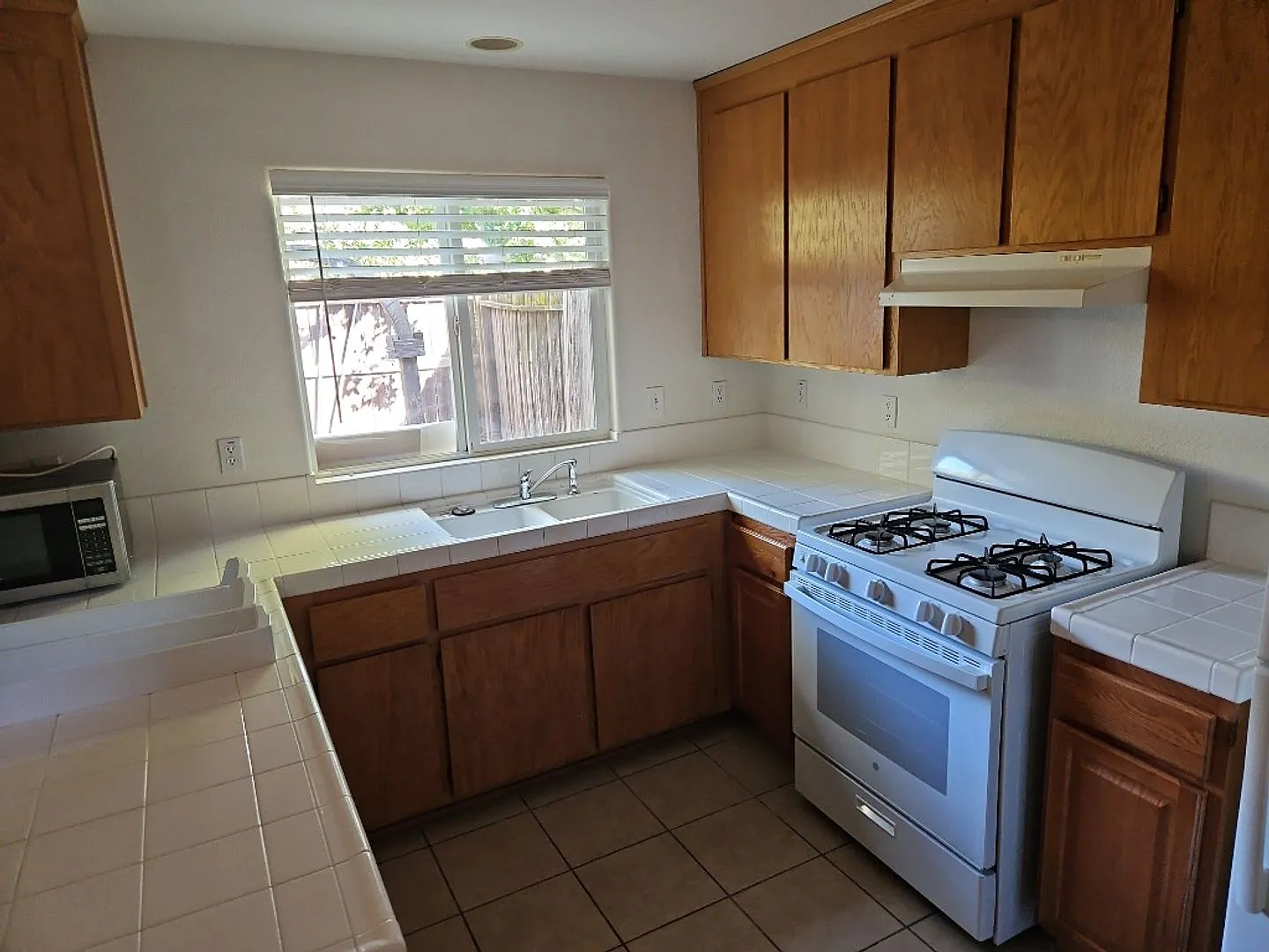 Great 3 Bedroom 2.5 Bath Home Available September! — Photo 3