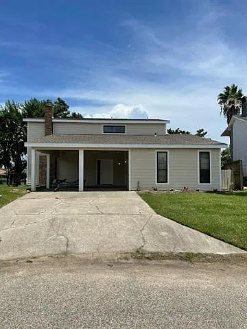 4 bed, 2.5 bath, 2565 sqft, $2,400 — Photo 2