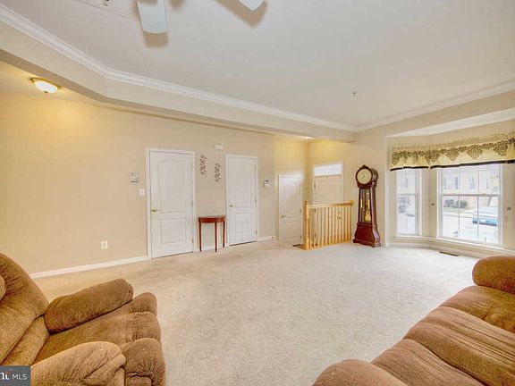 3rd image of 599 Kirkcaldy Way