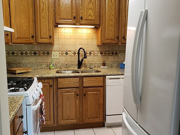 4th image of 9S180 Lake Dr APT 203