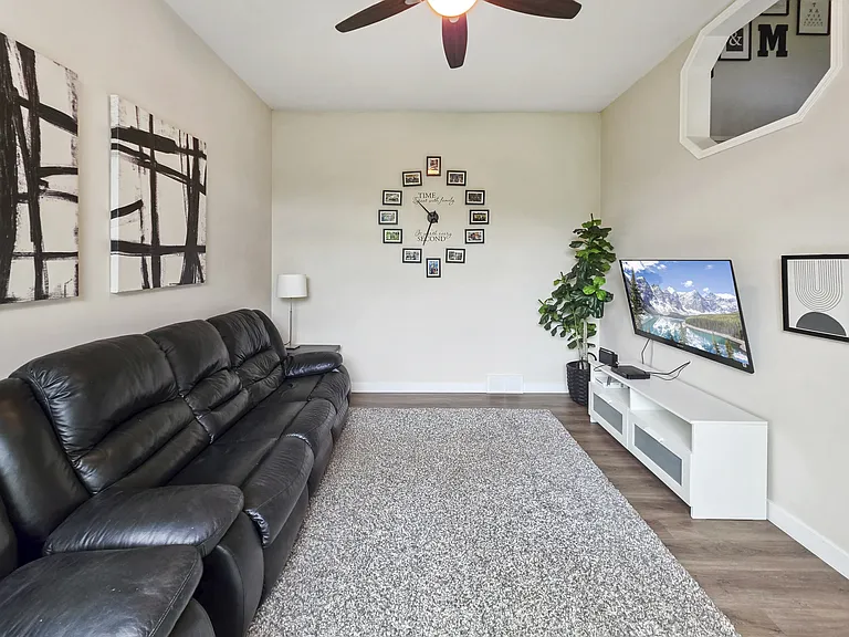 138 Mount Robson Close SE — Photo 16