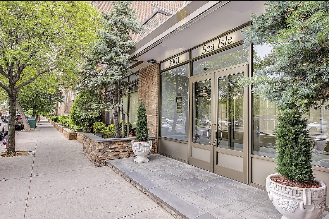 Studio, 550 sqft, $1,900 — Photo 2