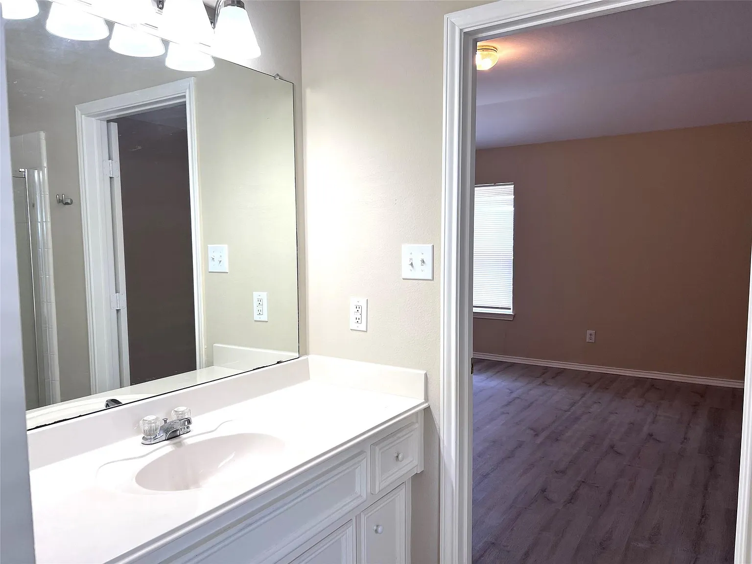 3 bed, 2.0 bath, 1755 sqft, $1,800 — Photo 4