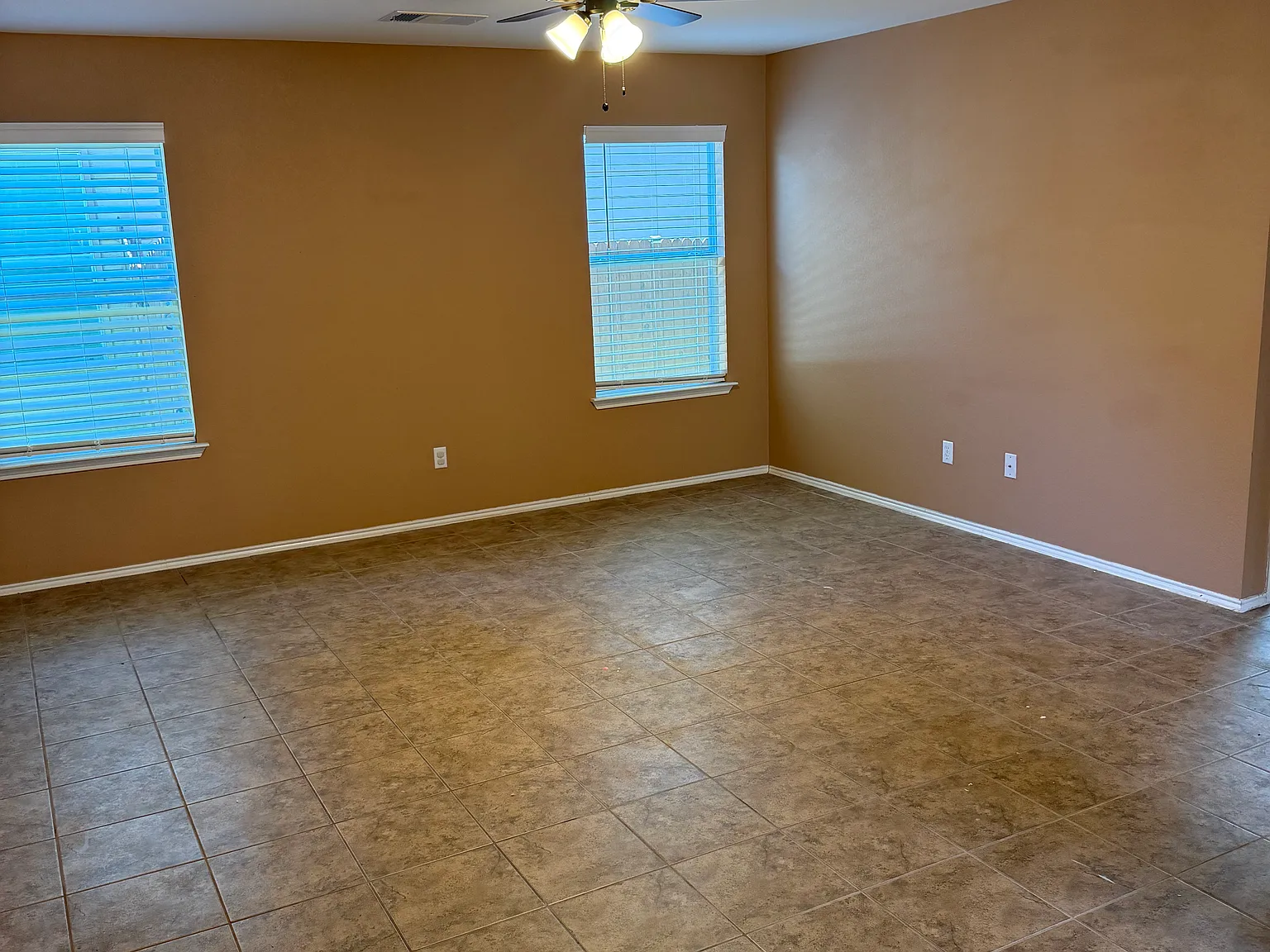 4 bed, 2088 sqft, $2,200 — Photo 4