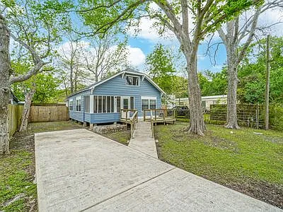 320 Louisiana Ave — Photo 2