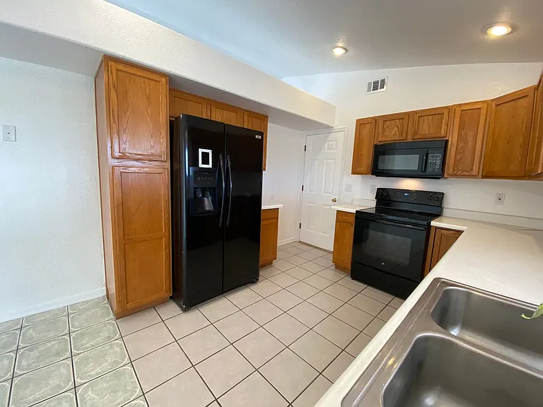 6582 W Hershey Way — Photo 11