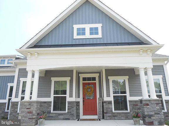Welcoming, covered front porch - 132 sq ft