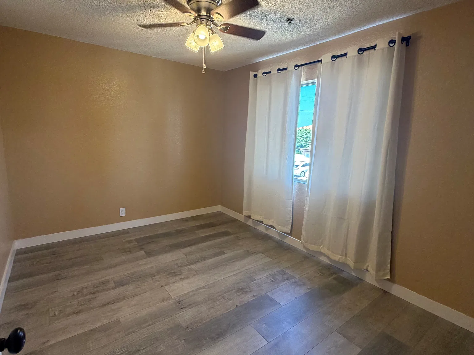 3 bed, 2.5 bath, 1100 sqft, $4,000 — Photo 2