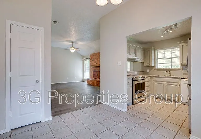 215 Linda St — Photo 11