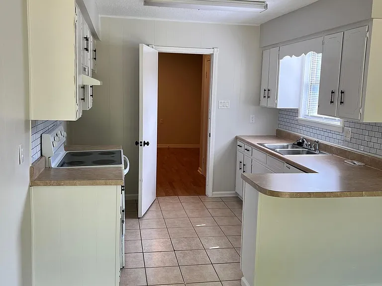 4 Hawthorne Dr — Photo 3