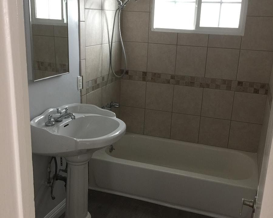2nd image of 625 Kew St