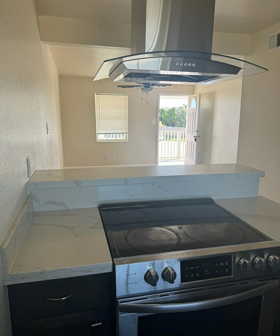 2 bed, 1.0 bath, 800 sqft, $1,250 — Photo 2