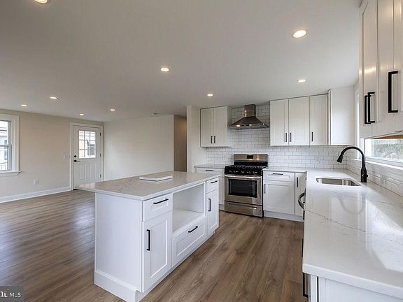 3rd image of 407 W Anderson Ave
