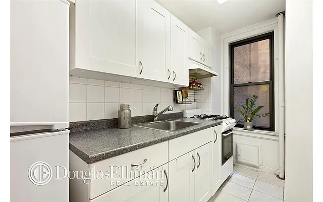 Rented by Douglas Elliman | media 19