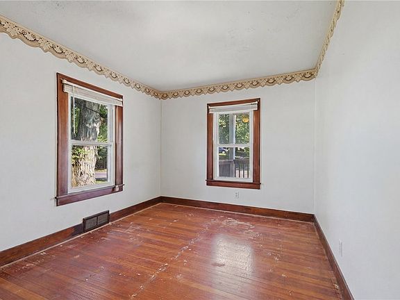 4th image of 118 E Fairmont Ave