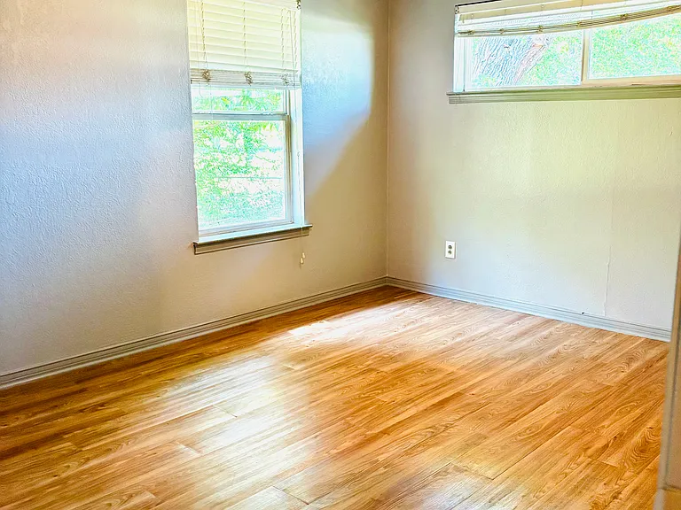 606 Laurence Dr — Photo 9