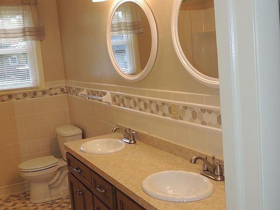 5th image of 225 Woodbridge Dr