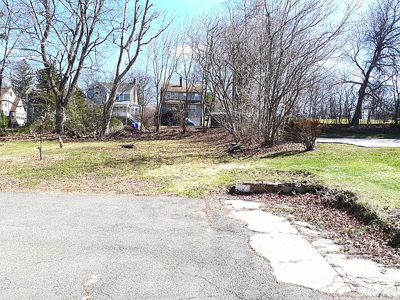 5th image of 733 Broad Street