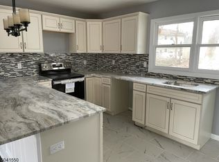 19 Hobart Trl, Hopatcong, NJ 07843