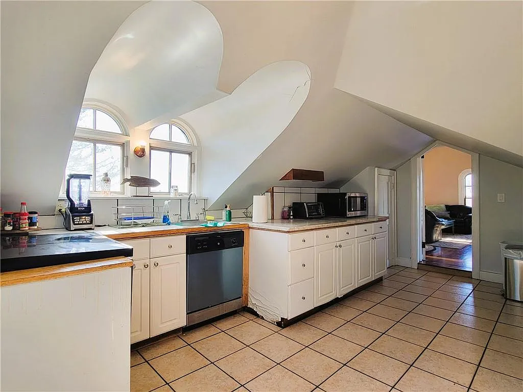 Building Photo - 92 Pelham St #3