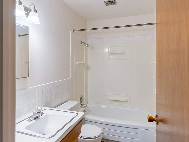 Fargo, ND Woodland Apartments | Bathroom