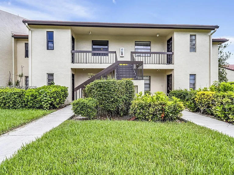 8535 Casa Del Lago #F — Photo 1